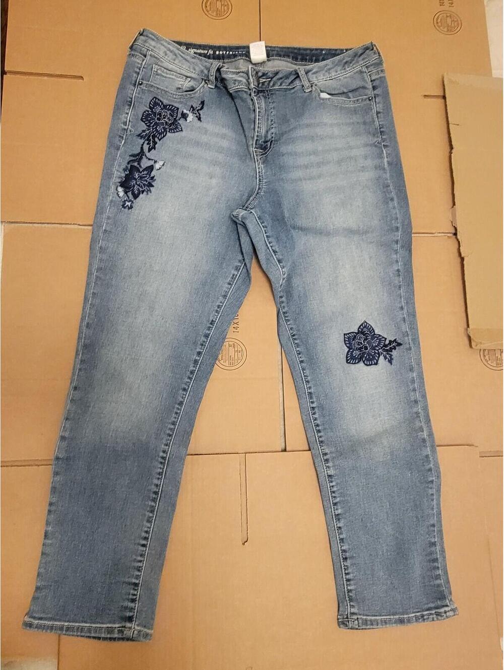 W62 Jeans Womens Size 12 Signature Fit Boyfriend Embroidered Light Wash Denim